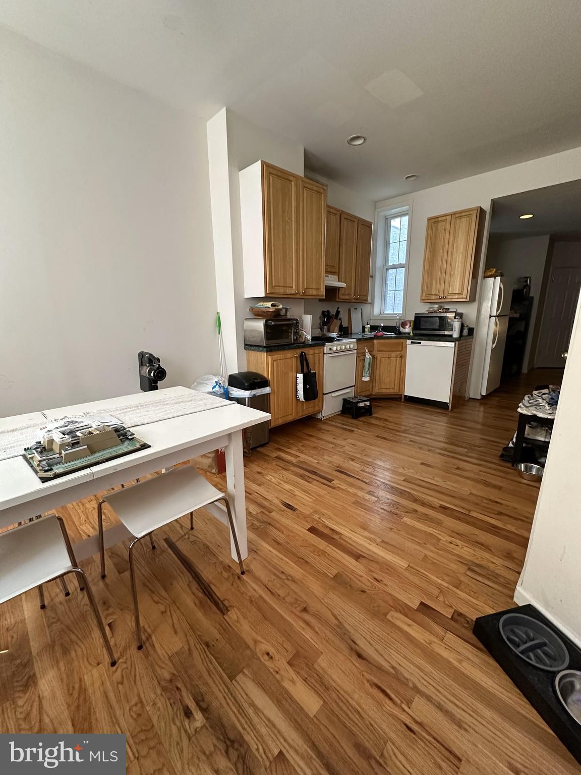 1541 W THOMPSON STREET