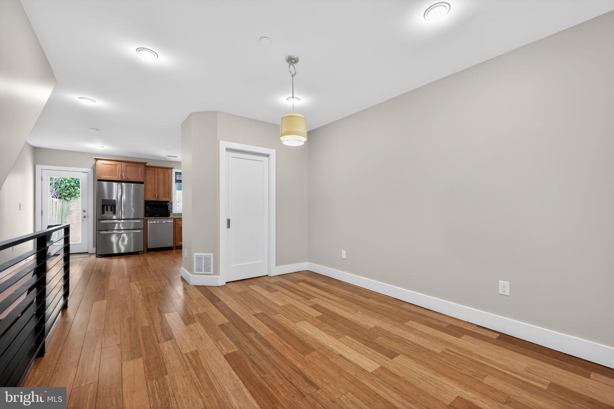 EAST KENSINGTON - Residential