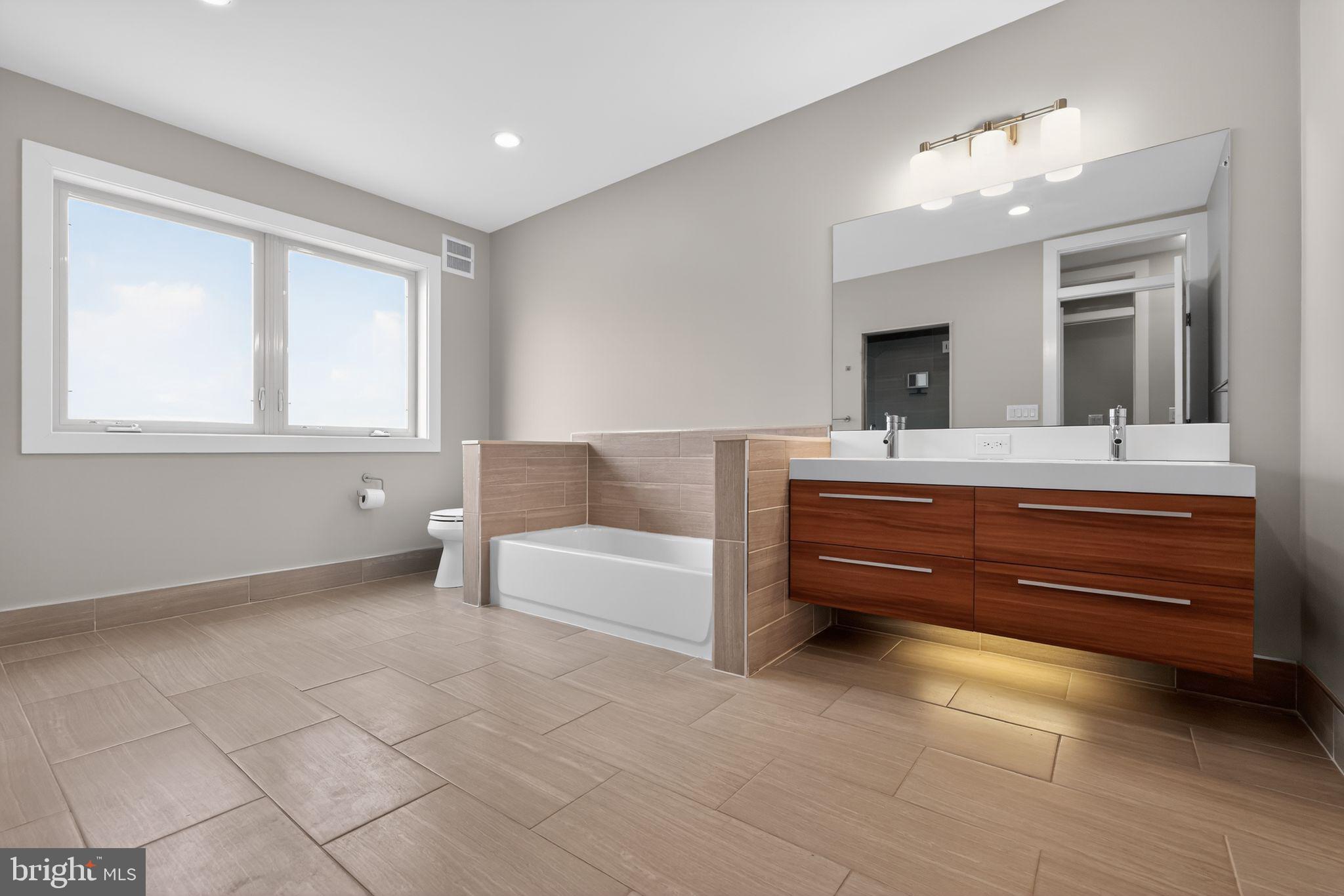 EAST KENSINGTON - Residential