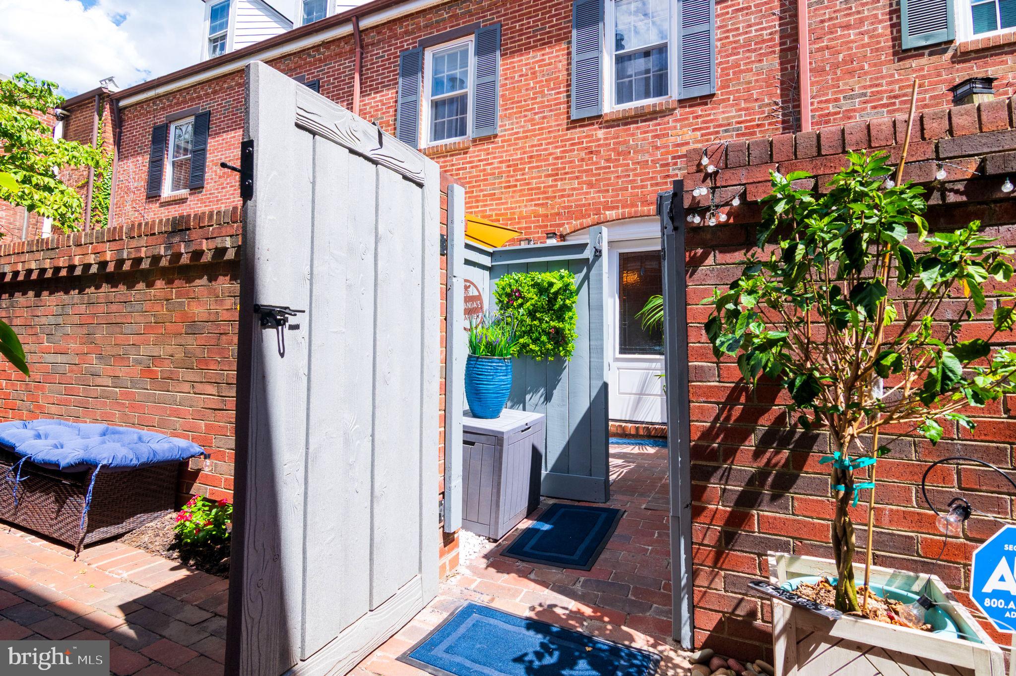 102 KING HENRY COURT