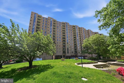 Photo of 4500 S Four Mile Run Drive #505, ARLINGTON, VA 22204 (MLS # VAAR2072098)