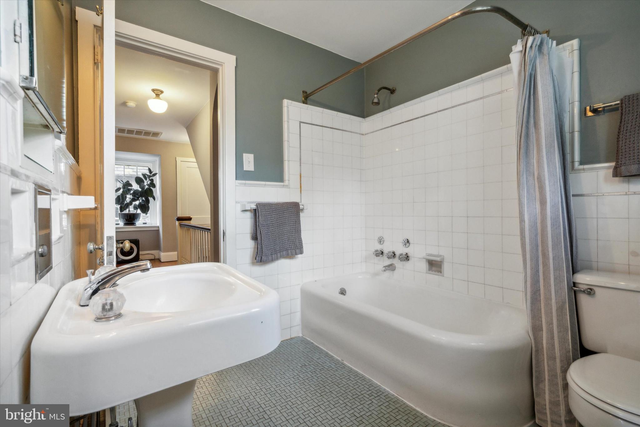 EAST FALLS - Residential
