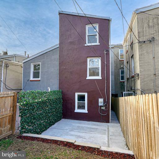 JOHNSTON SQUARE - Residential Lease