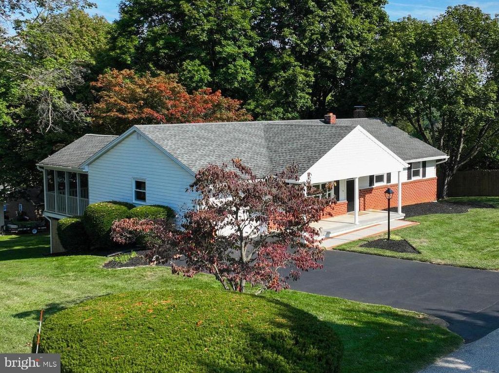 Photo of 140 Lindy Road, SEVEN VALLEYS, PA 17360 (MLS # PAYK2089886)
