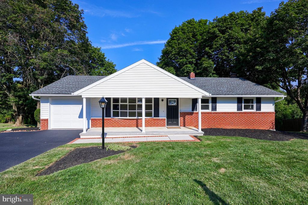 Photo of 140 Lindy Road, SEVEN VALLEYS, PA 17360 (MLS # PAYK2089886)