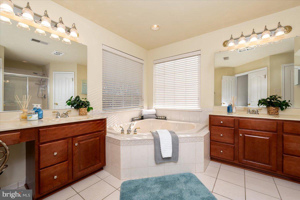 SHAMROCK MANOR - Residential