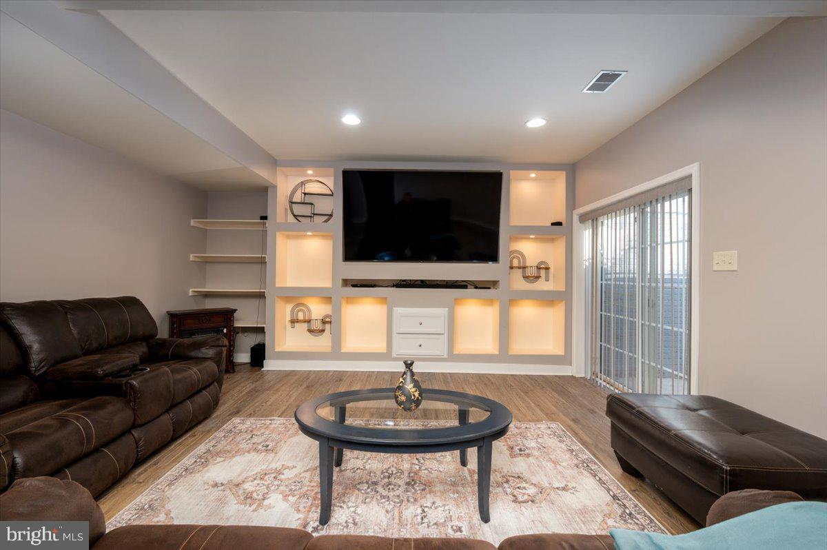 SHAMROCK MANOR - Residential