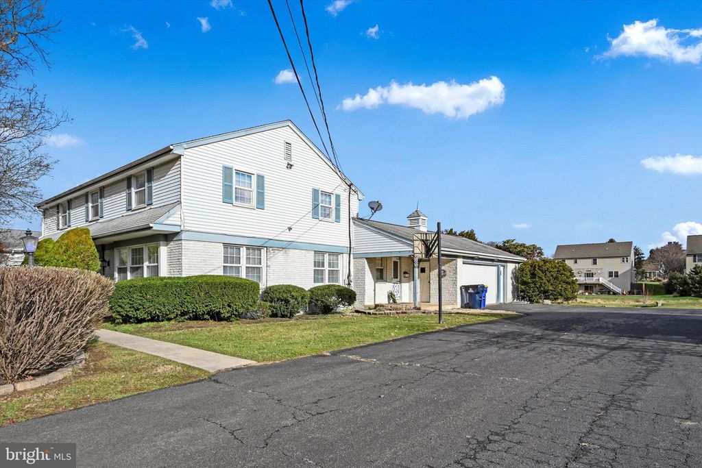 Photo of 213 N Kinzer Avenue, New Holland, PA 17557 (MLS # PALA2044990)