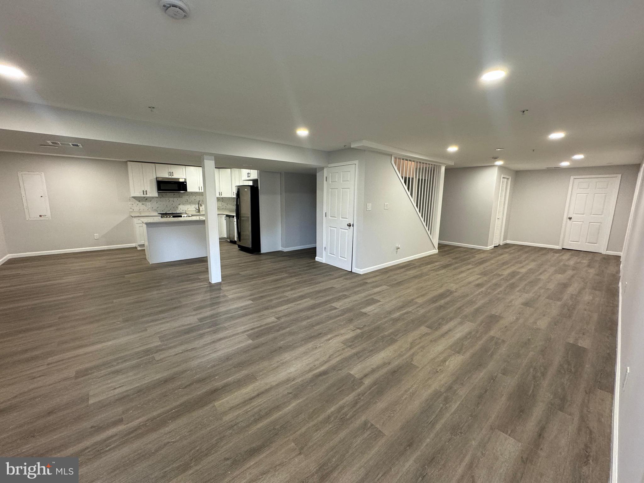 WILSHIRE-PLAT FIVE> - Residential Lease