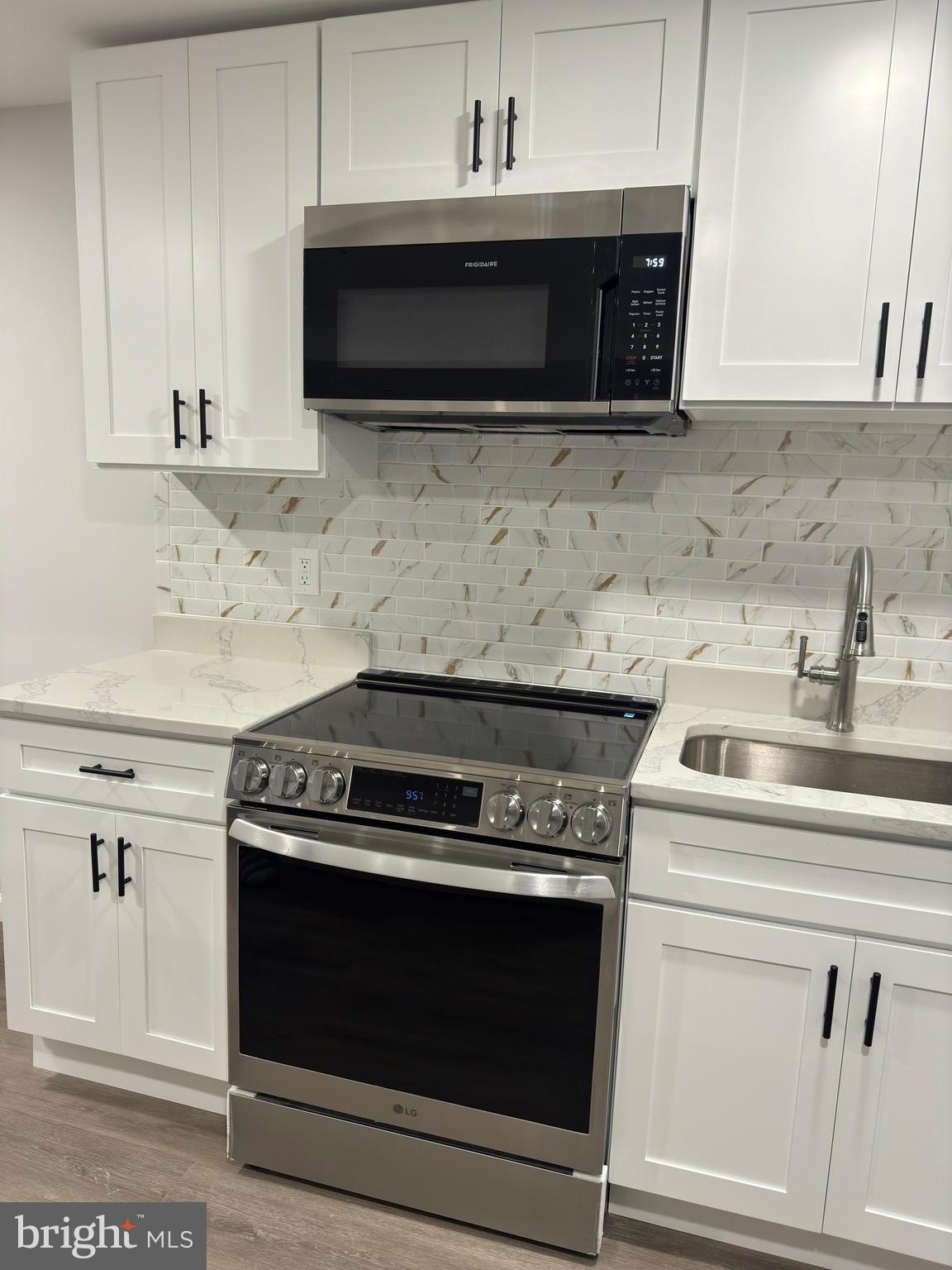 WILSHIRE-PLAT FIVE> - Residential Lease