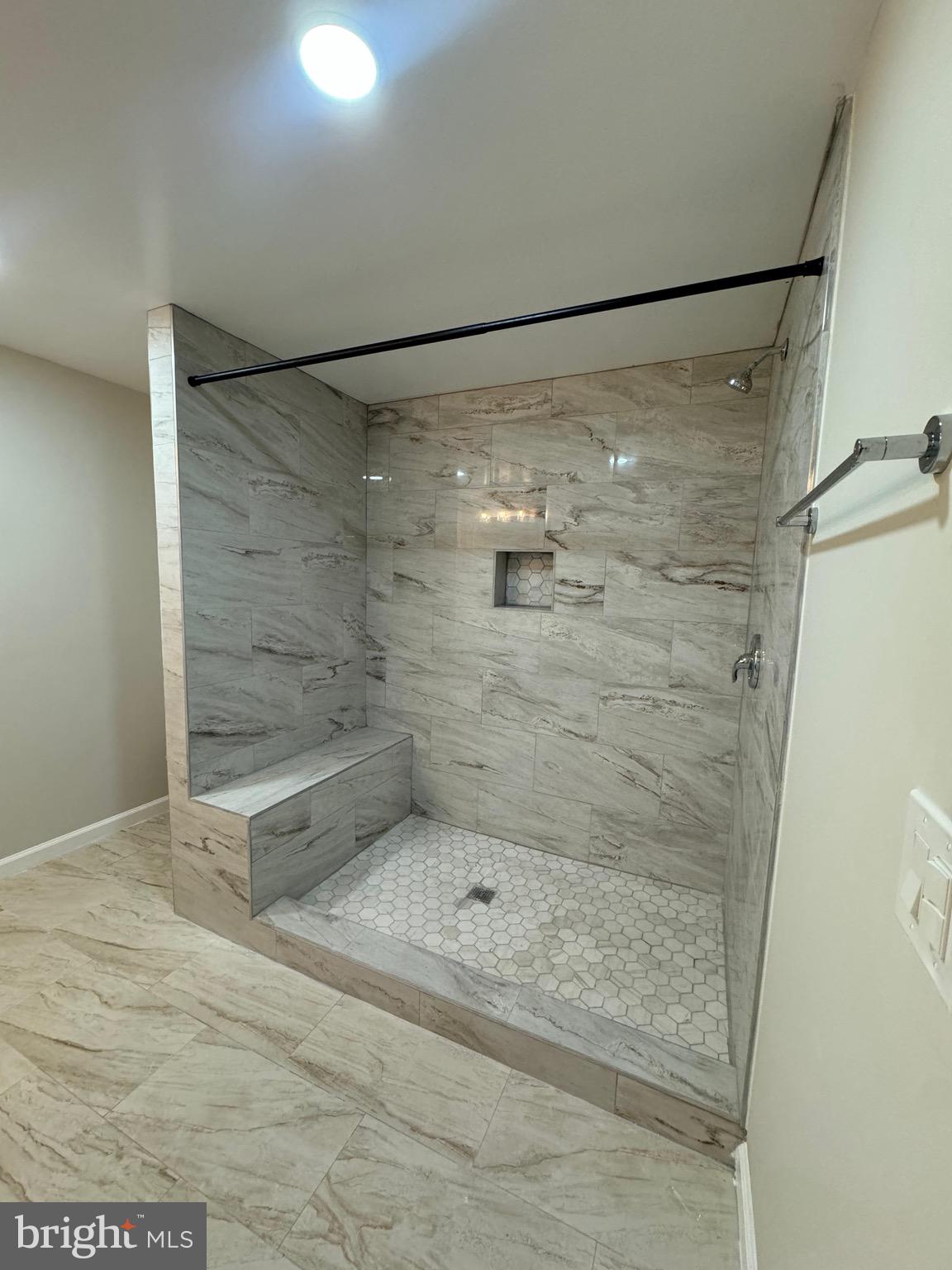 WILSHIRE-PLAT FIVE> - Residential Lease