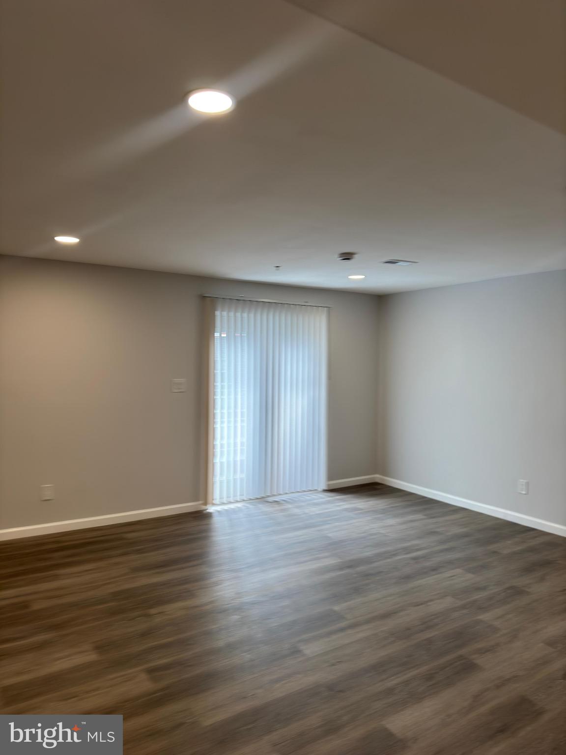 WILSHIRE-PLAT FIVE> - Residential Lease