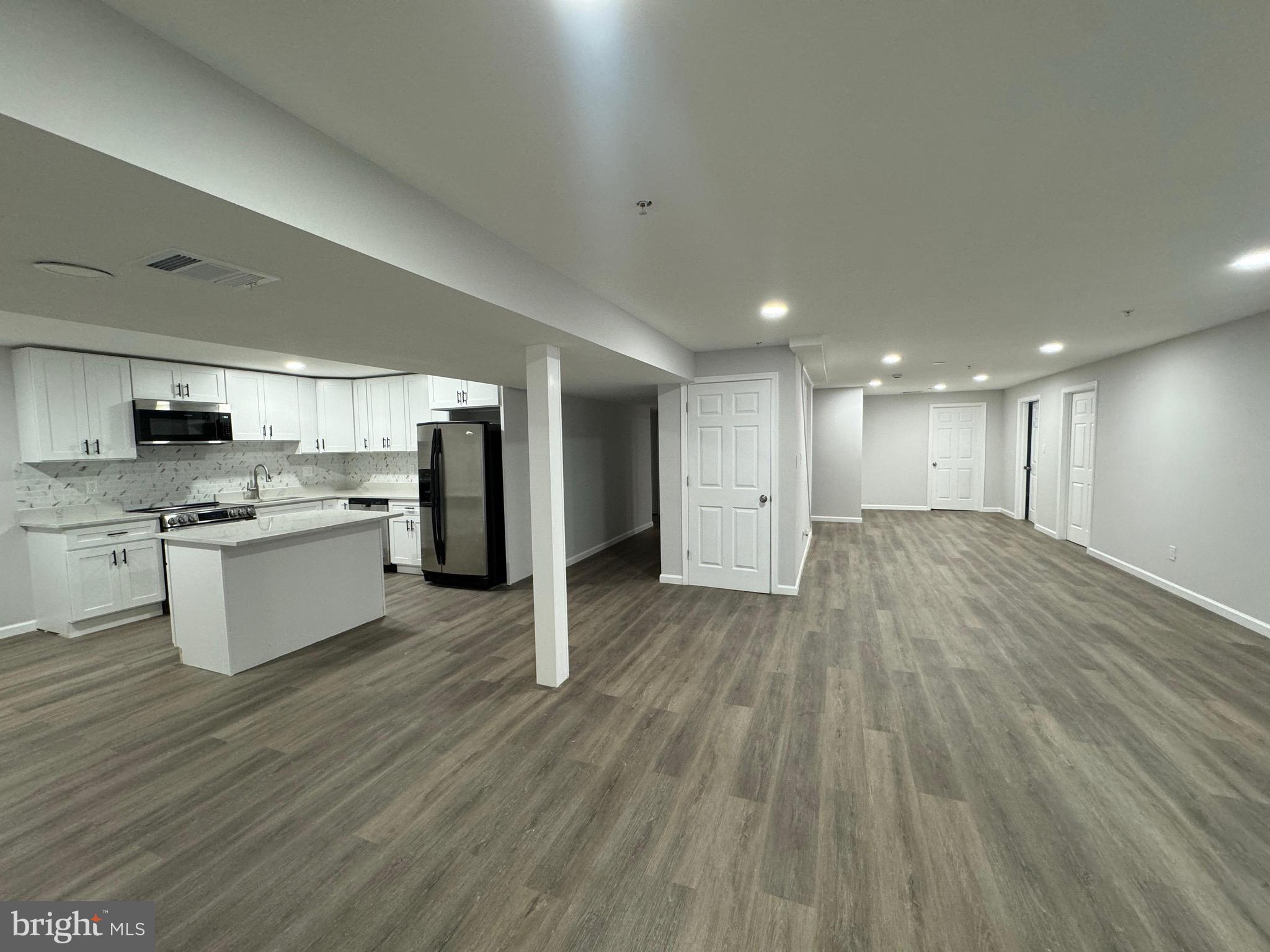 WILSHIRE-PLAT FIVE> - Residential Lease