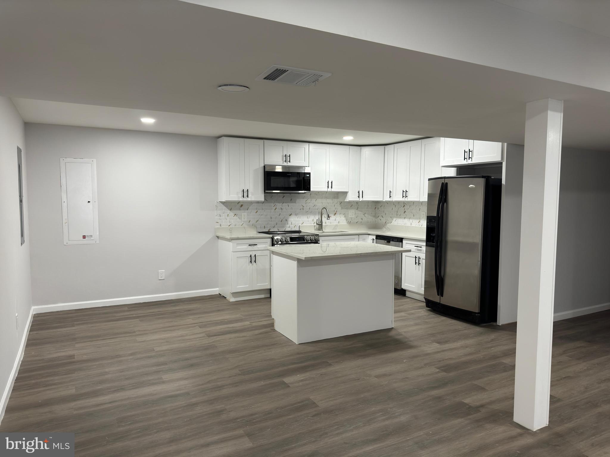 WILSHIRE-PLAT FIVE> - Residential Lease