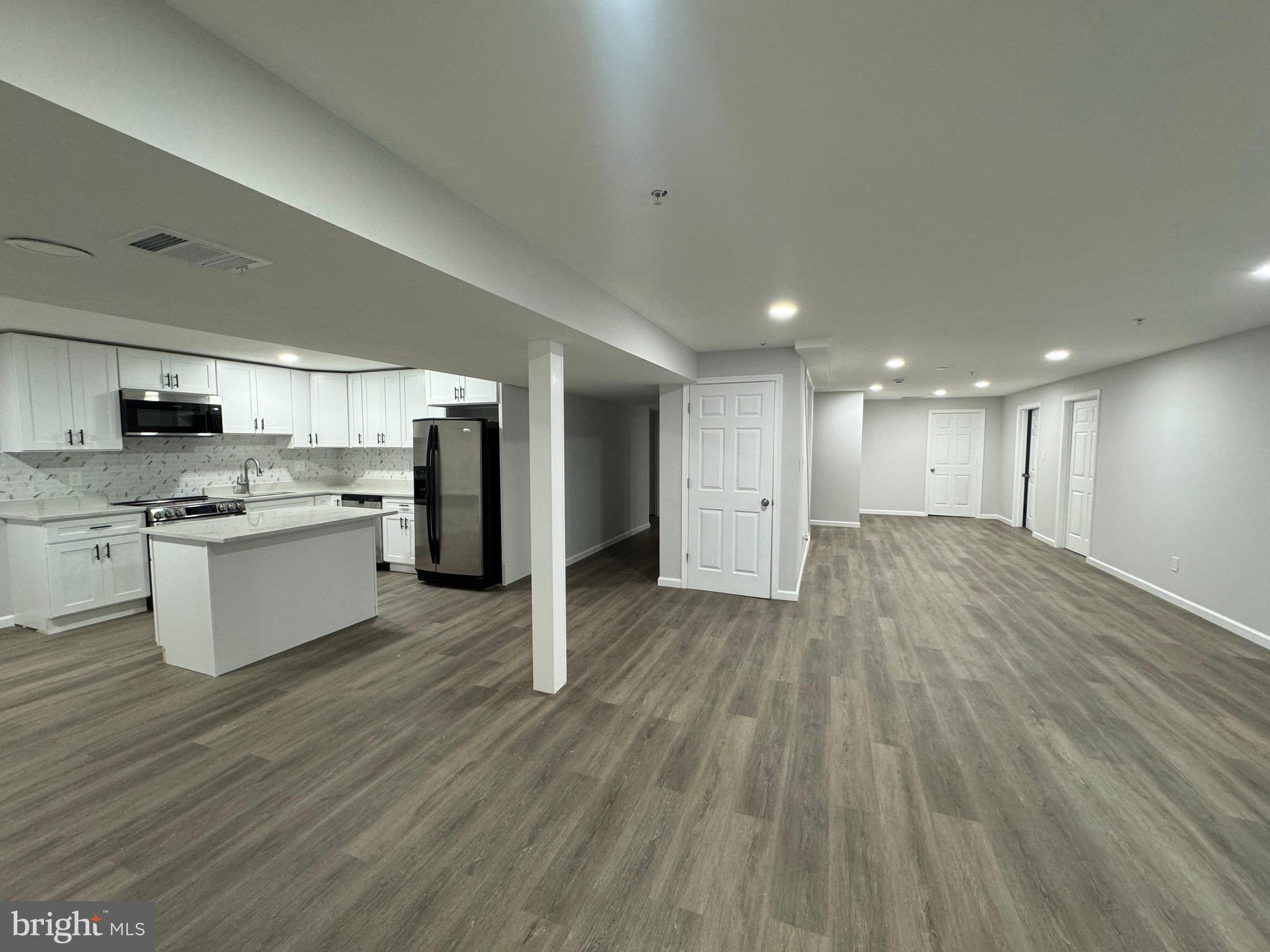 WILSHIRE-PLAT FIVE> - Residential Lease