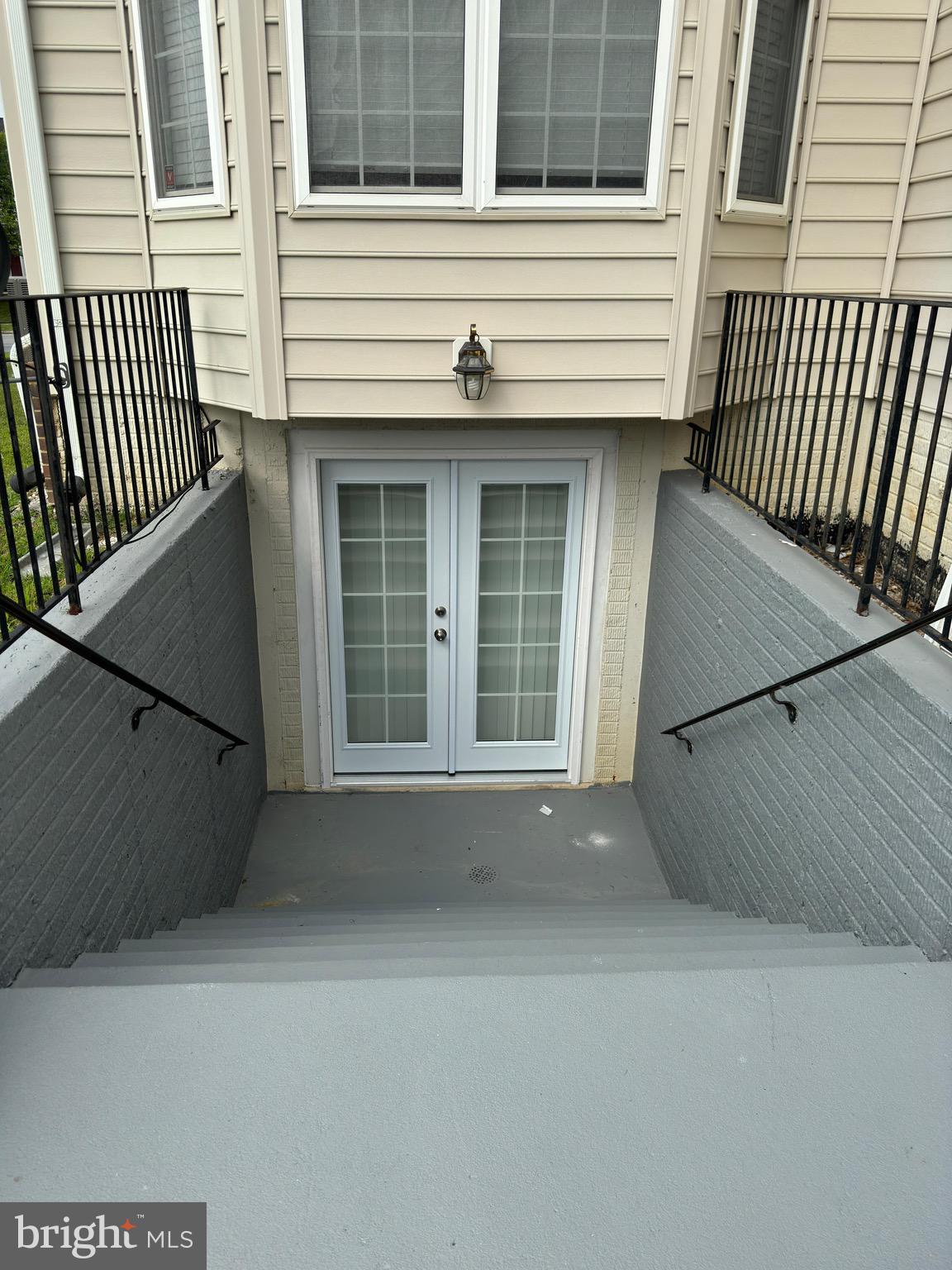 WILSHIRE-PLAT FIVE> - Residential Lease