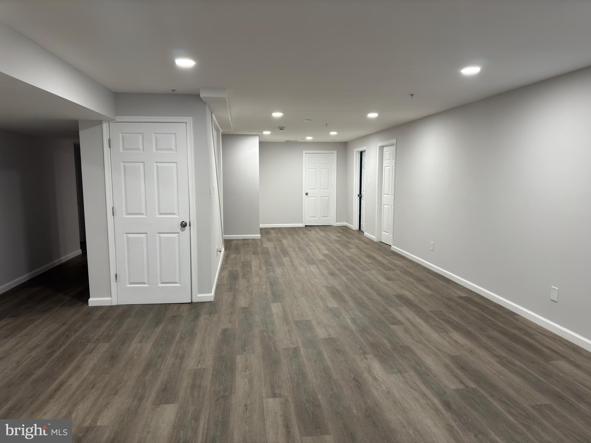 WILSHIRE-PLAT FIVE> - Residential Lease