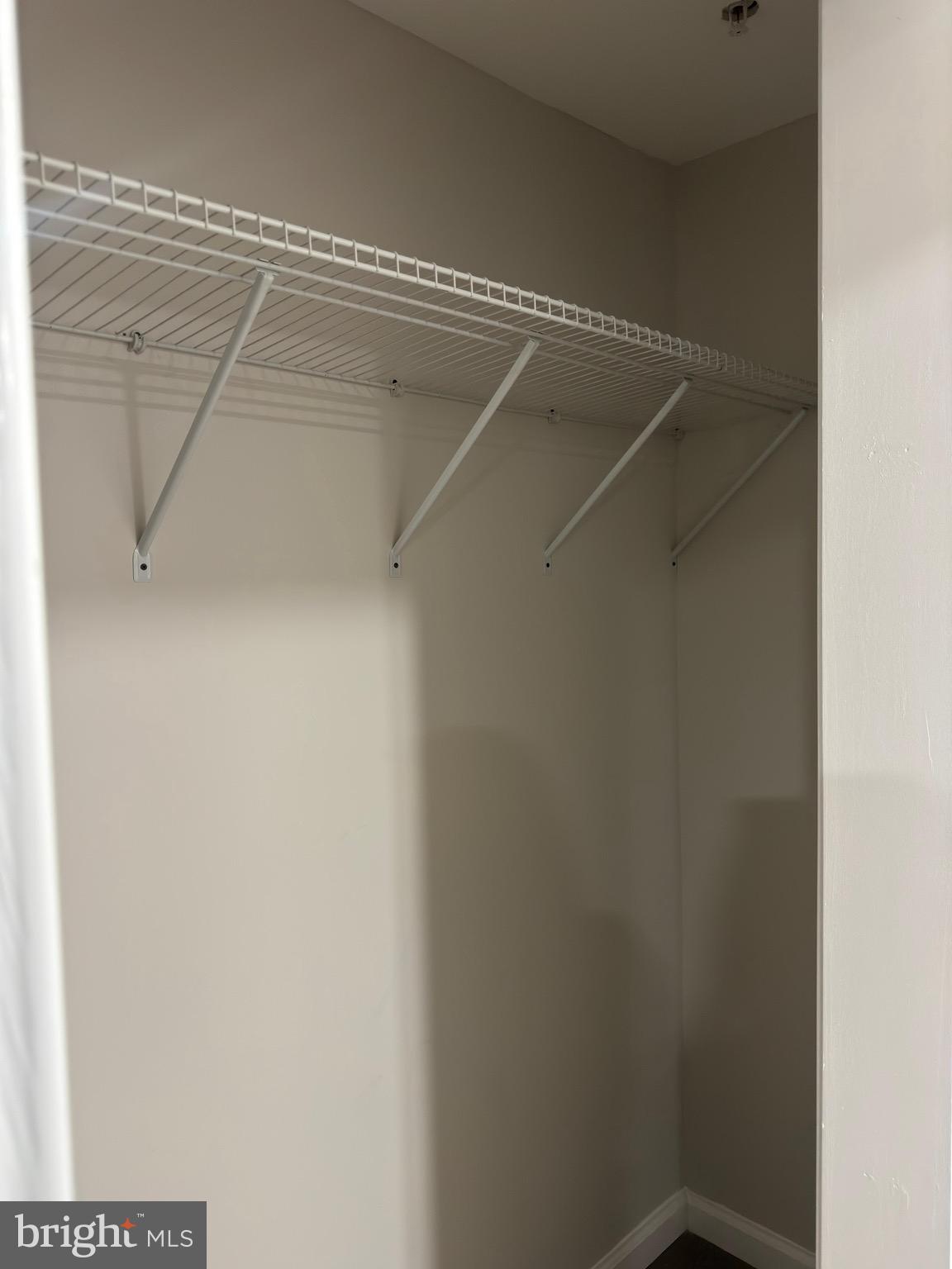 WILSHIRE-PLAT FIVE> - Residential Lease