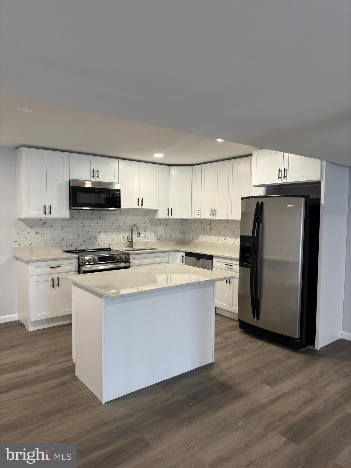 WILSHIRE-PLAT FIVE> - Residential Lease