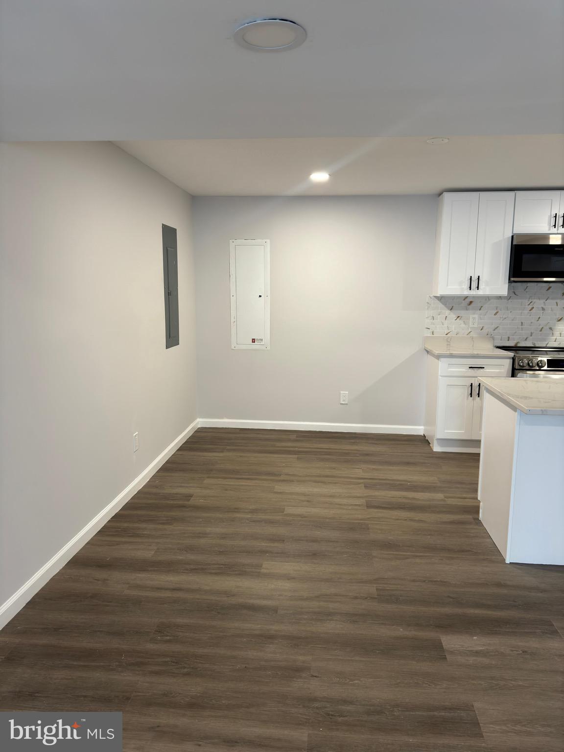 WILSHIRE-PLAT FIVE> - Residential Lease