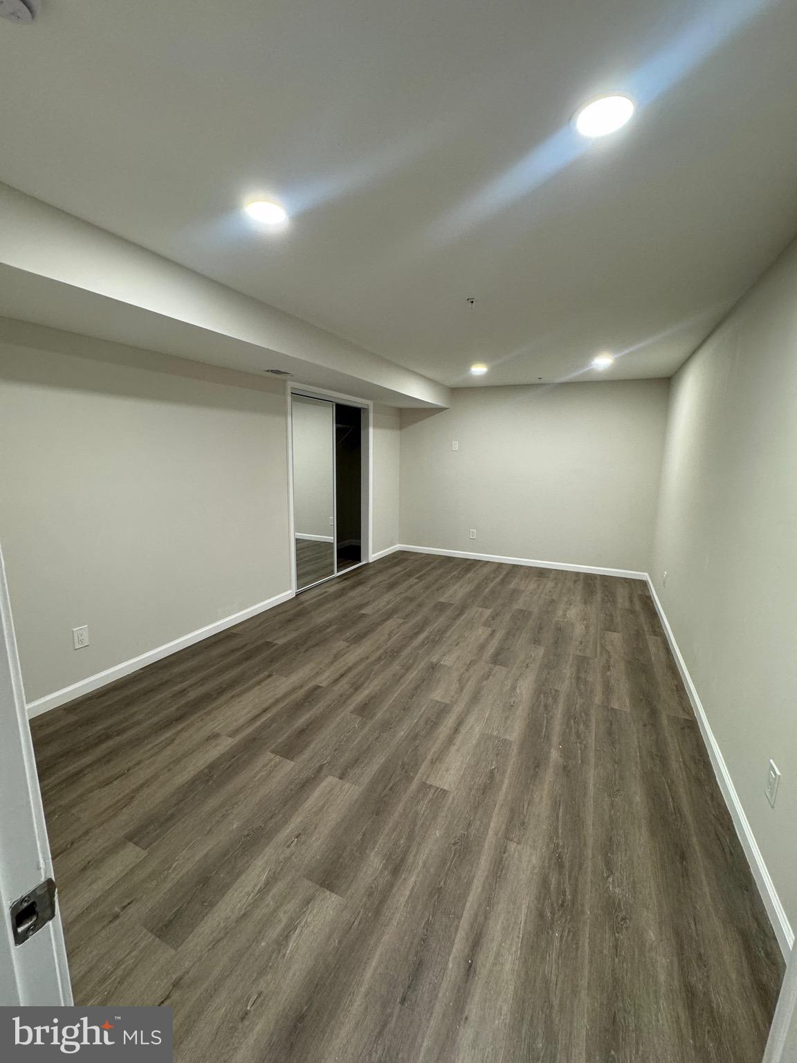 WILSHIRE-PLAT FIVE> - Residential Lease