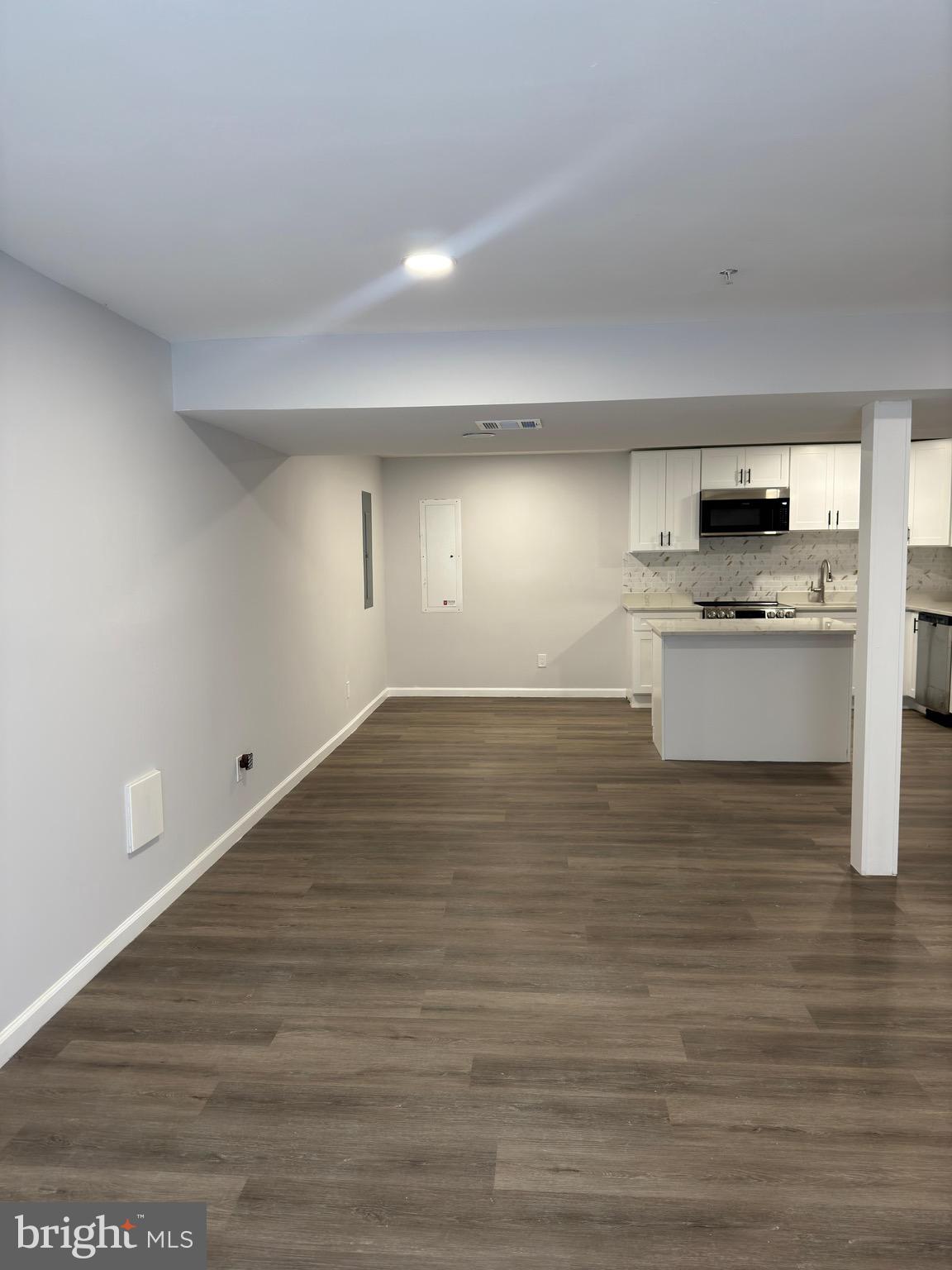 WILSHIRE-PLAT FIVE> - Residential Lease