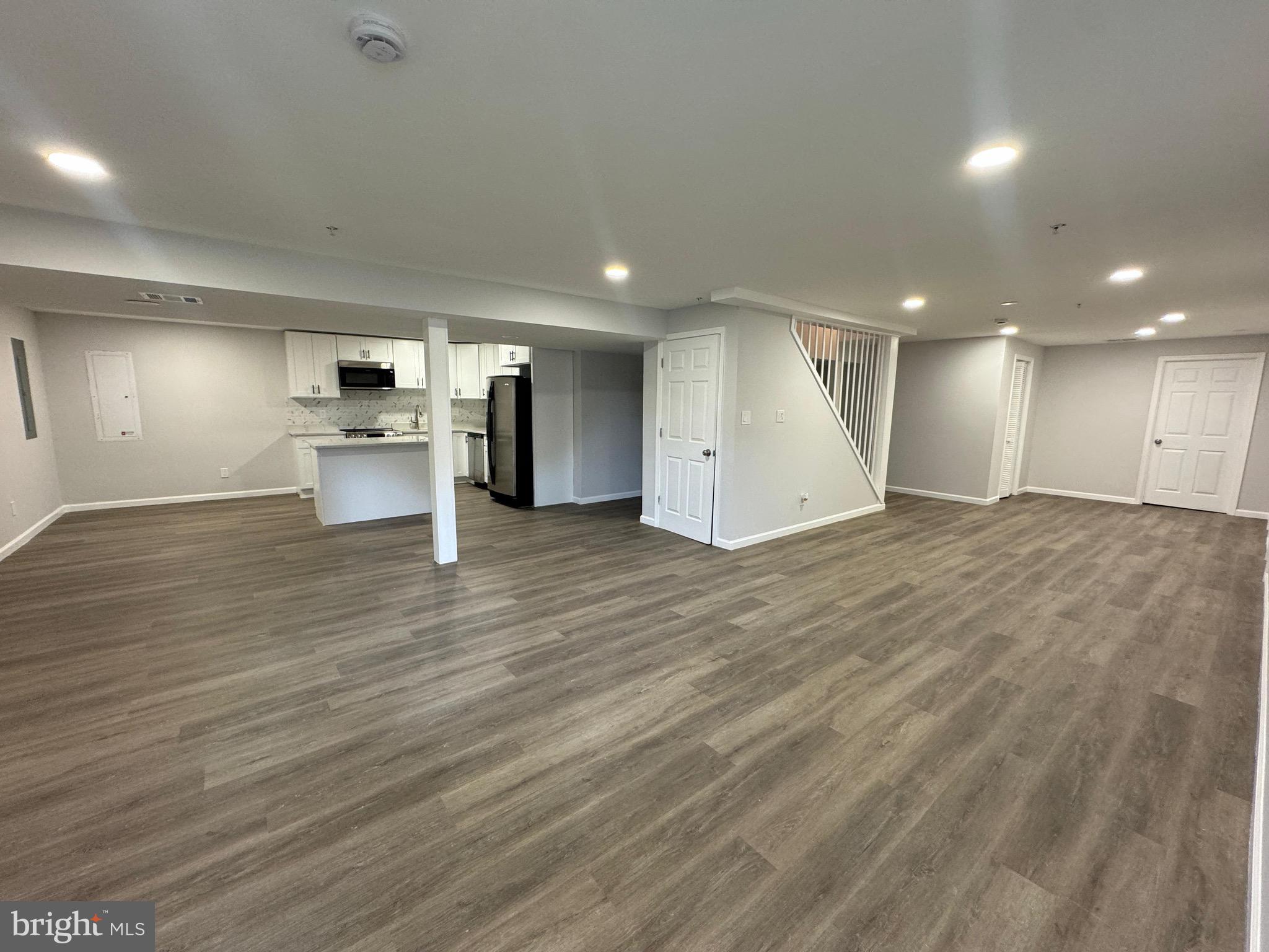 WILSHIRE-PLAT FIVE> - Residential Lease