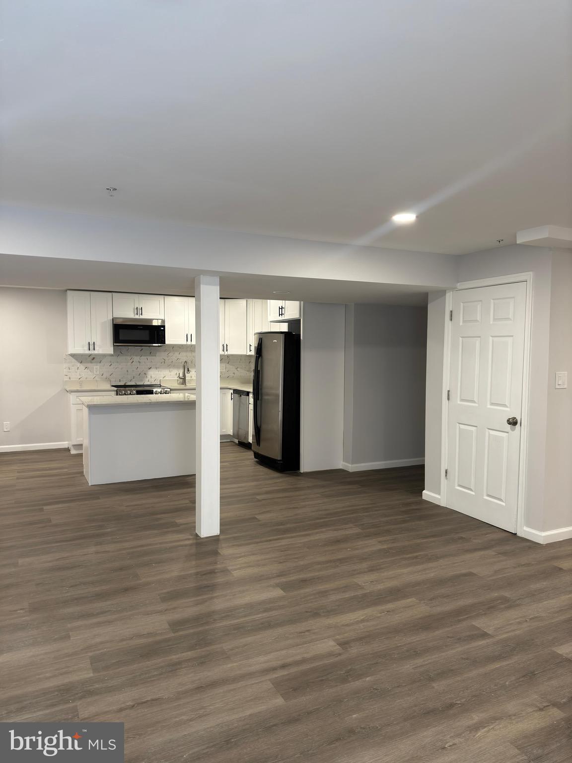 WILSHIRE-PLAT FIVE> - Residential Lease