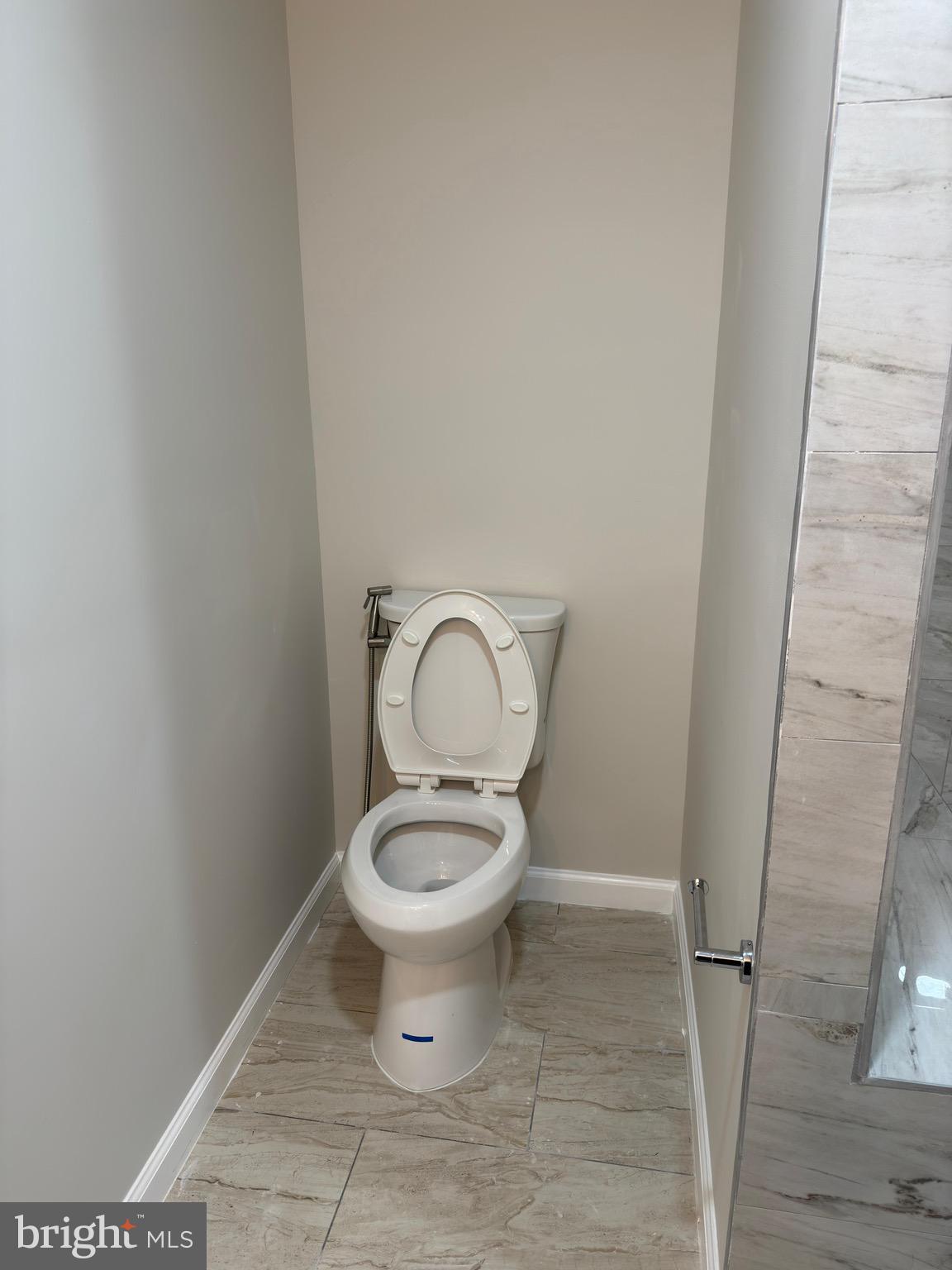 WILSHIRE-PLAT FIVE> - Residential Lease