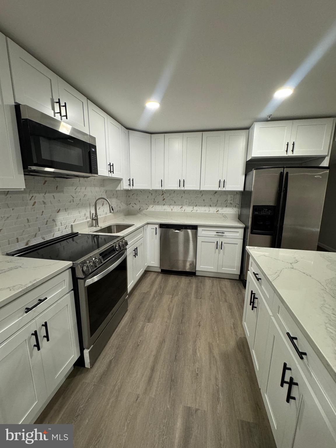 WILSHIRE-PLAT FIVE> - Residential Lease