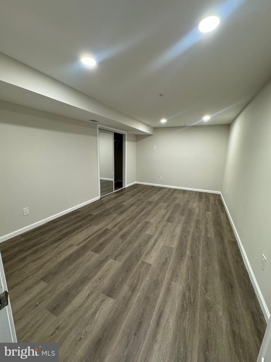 WILSHIRE-PLAT FIVE> - Residential Lease