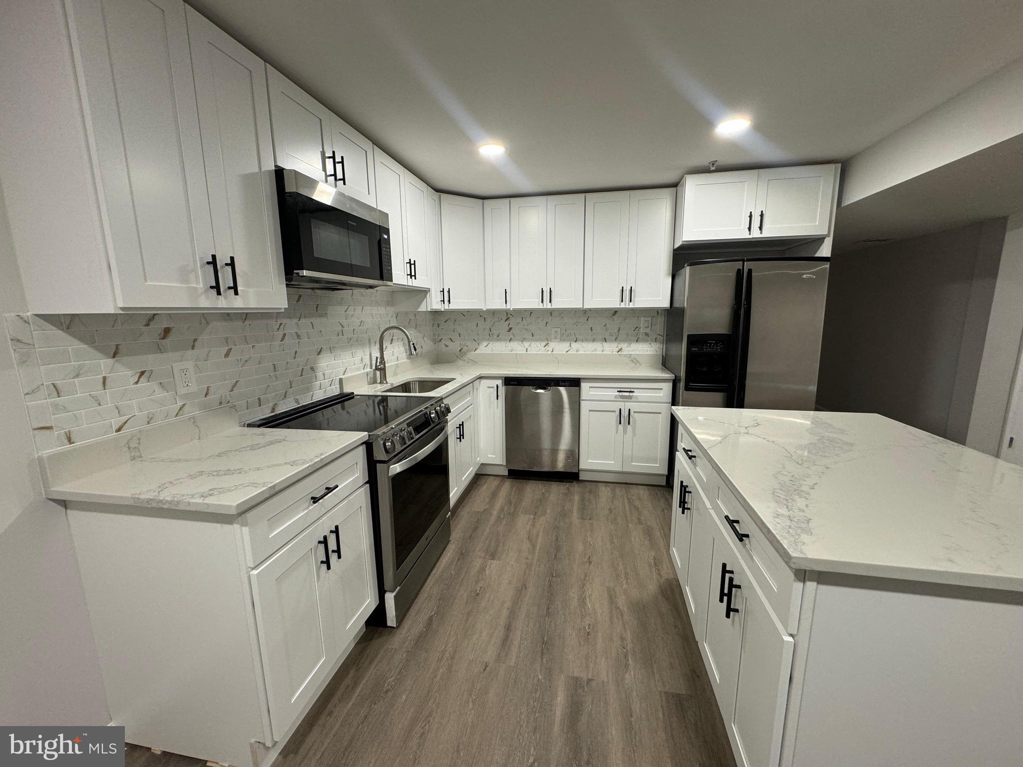 WILSHIRE-PLAT FIVE> - Residential Lease