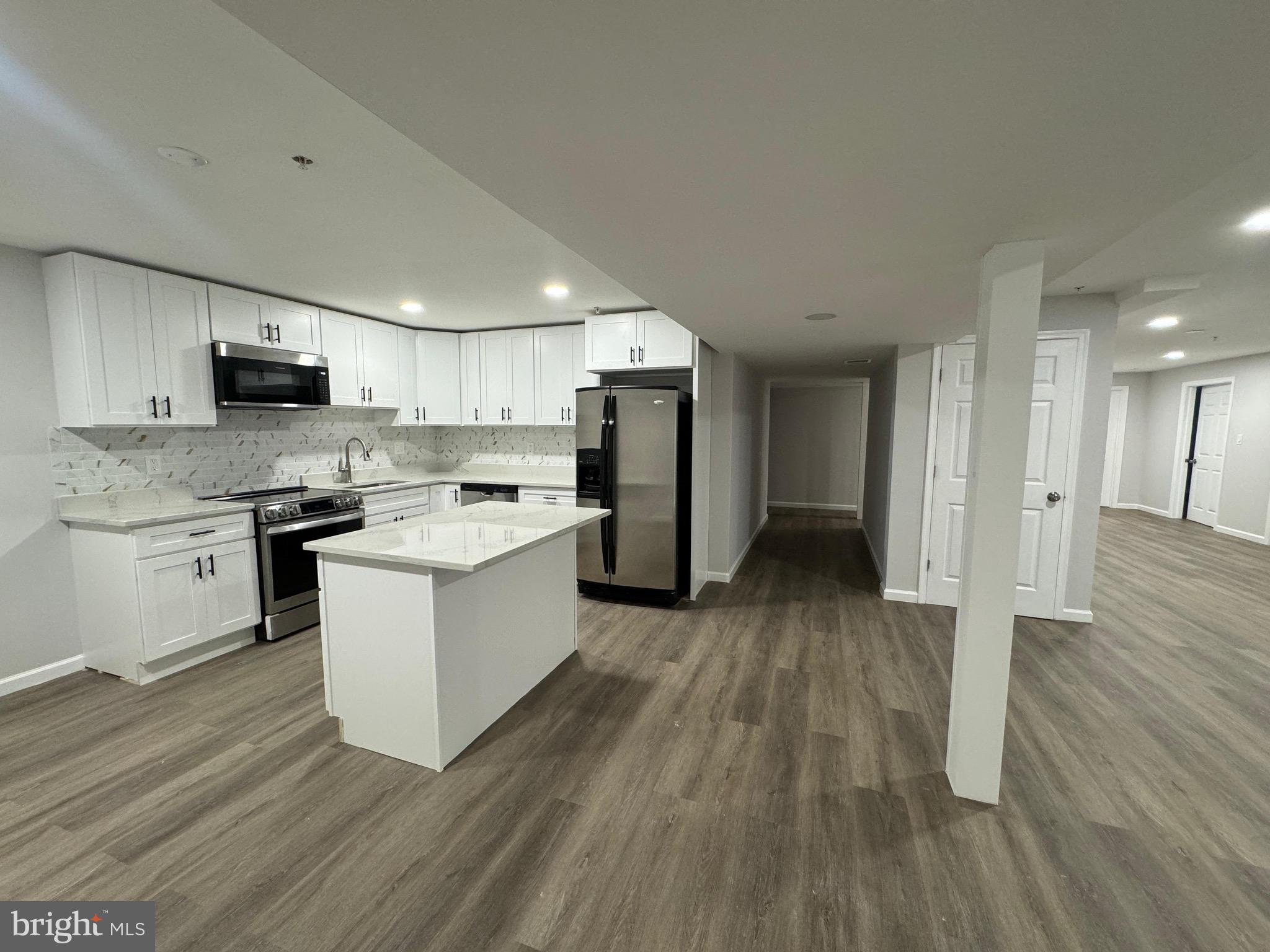 WILSHIRE-PLAT FIVE> - Residential Lease