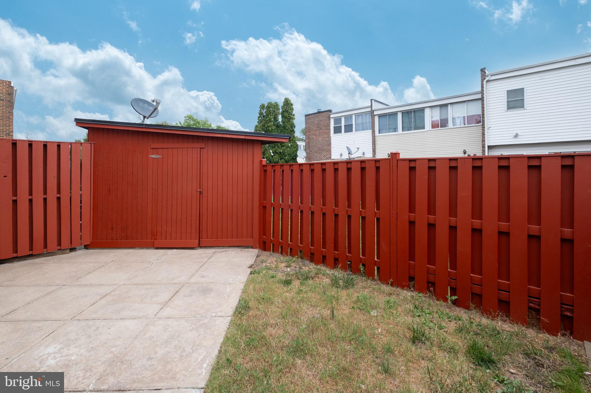 DULLES PARK TOWNHOUSES - Residential