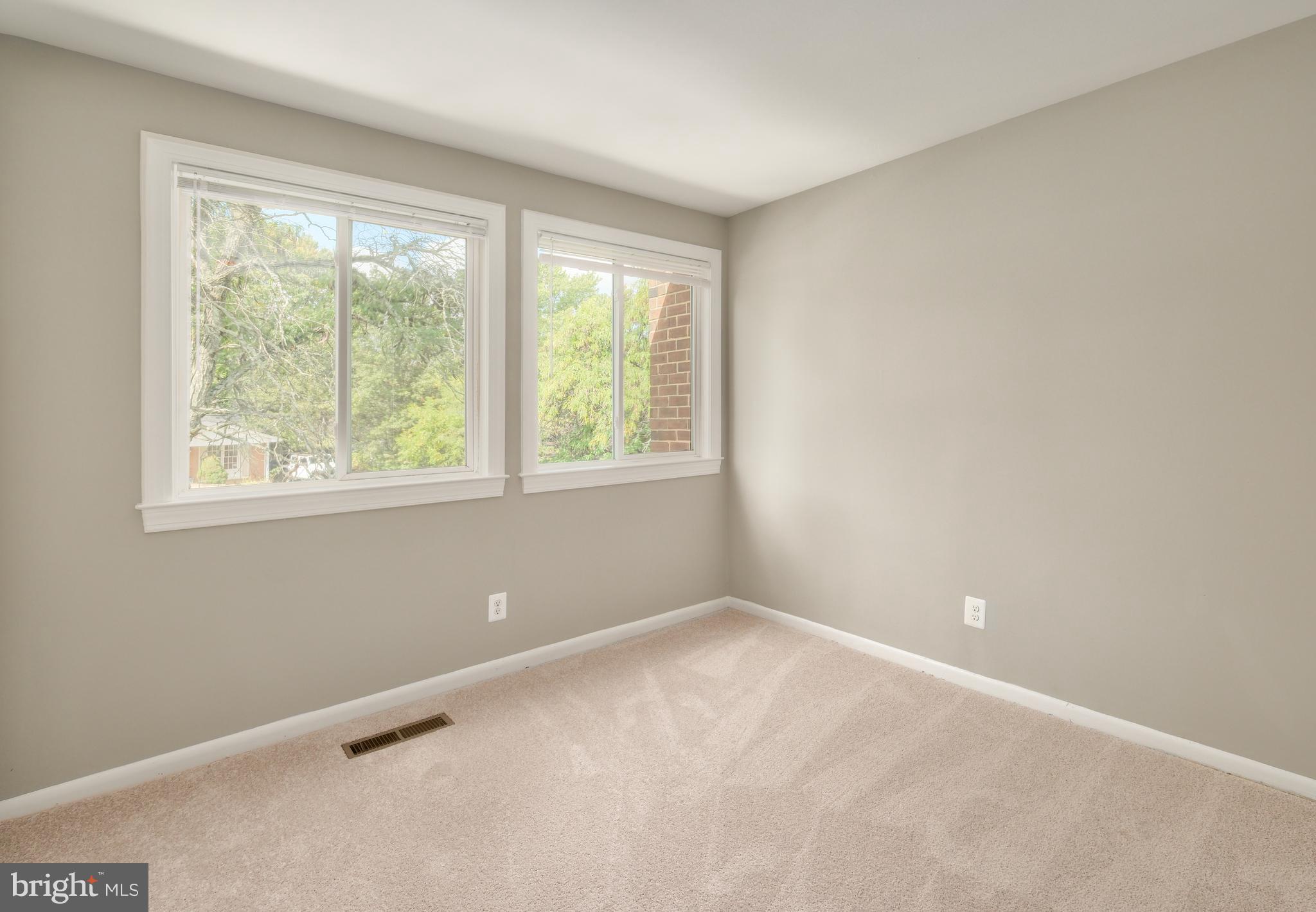 DULLES PARK TOWNHOUSES - Residential