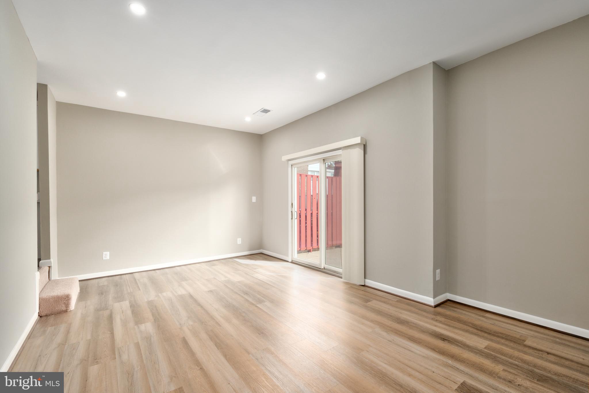 DULLES PARK TOWNHOUSES - Residential