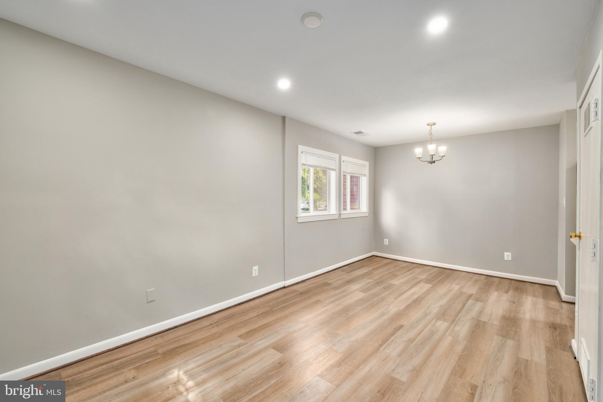 DULLES PARK TOWNHOUSES - Residential