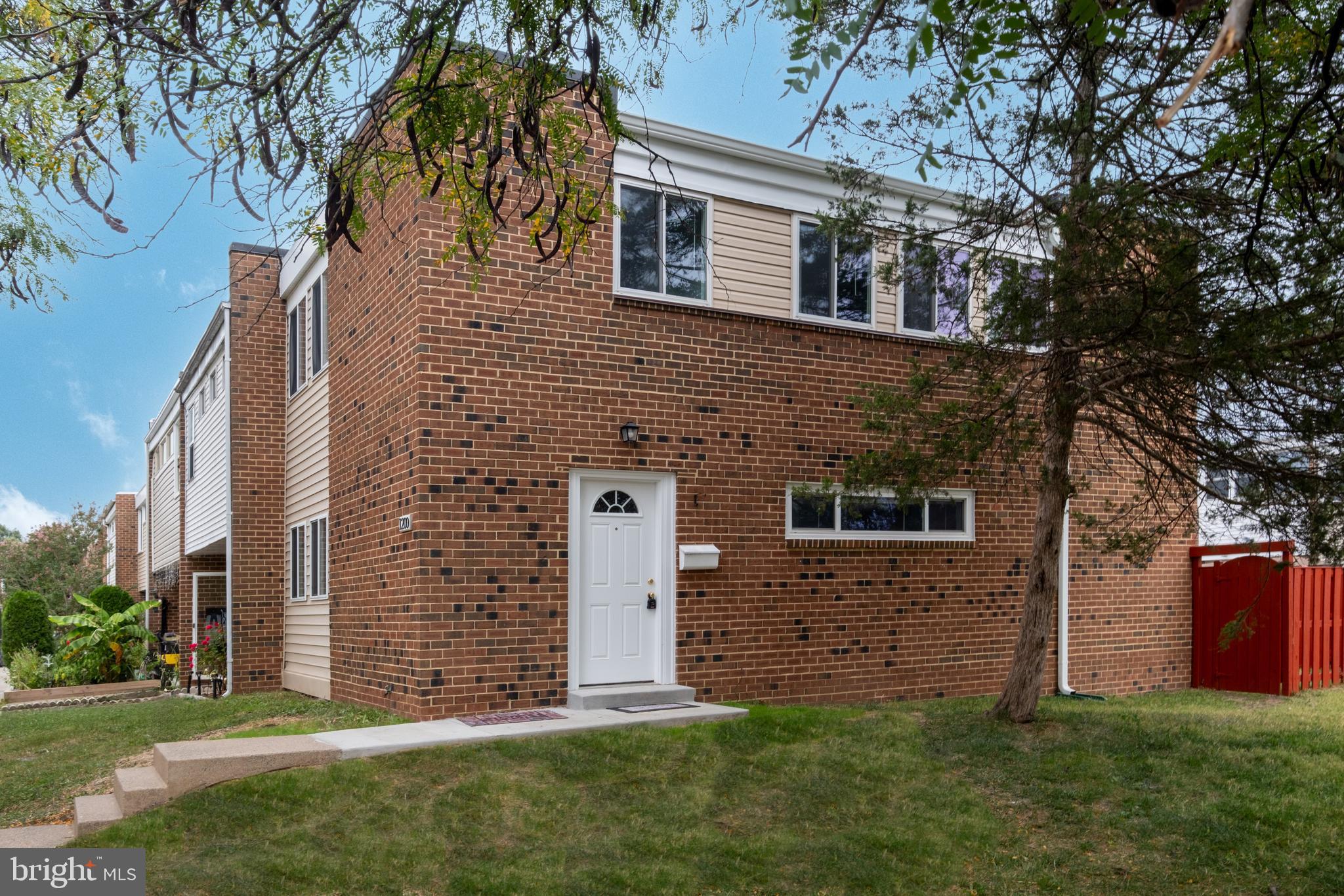 DULLES PARK TOWNHOUSES - Residential