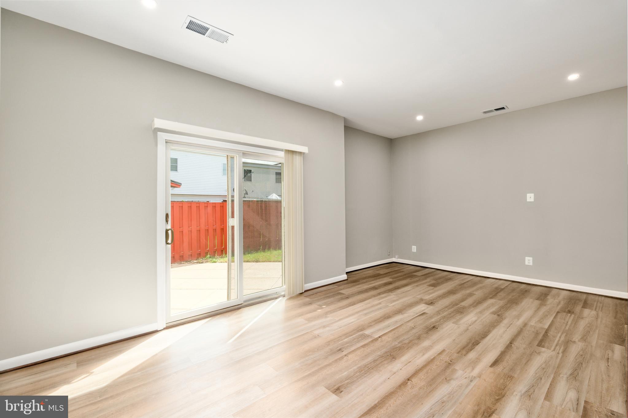 DULLES PARK TOWNHOUSES - Residential