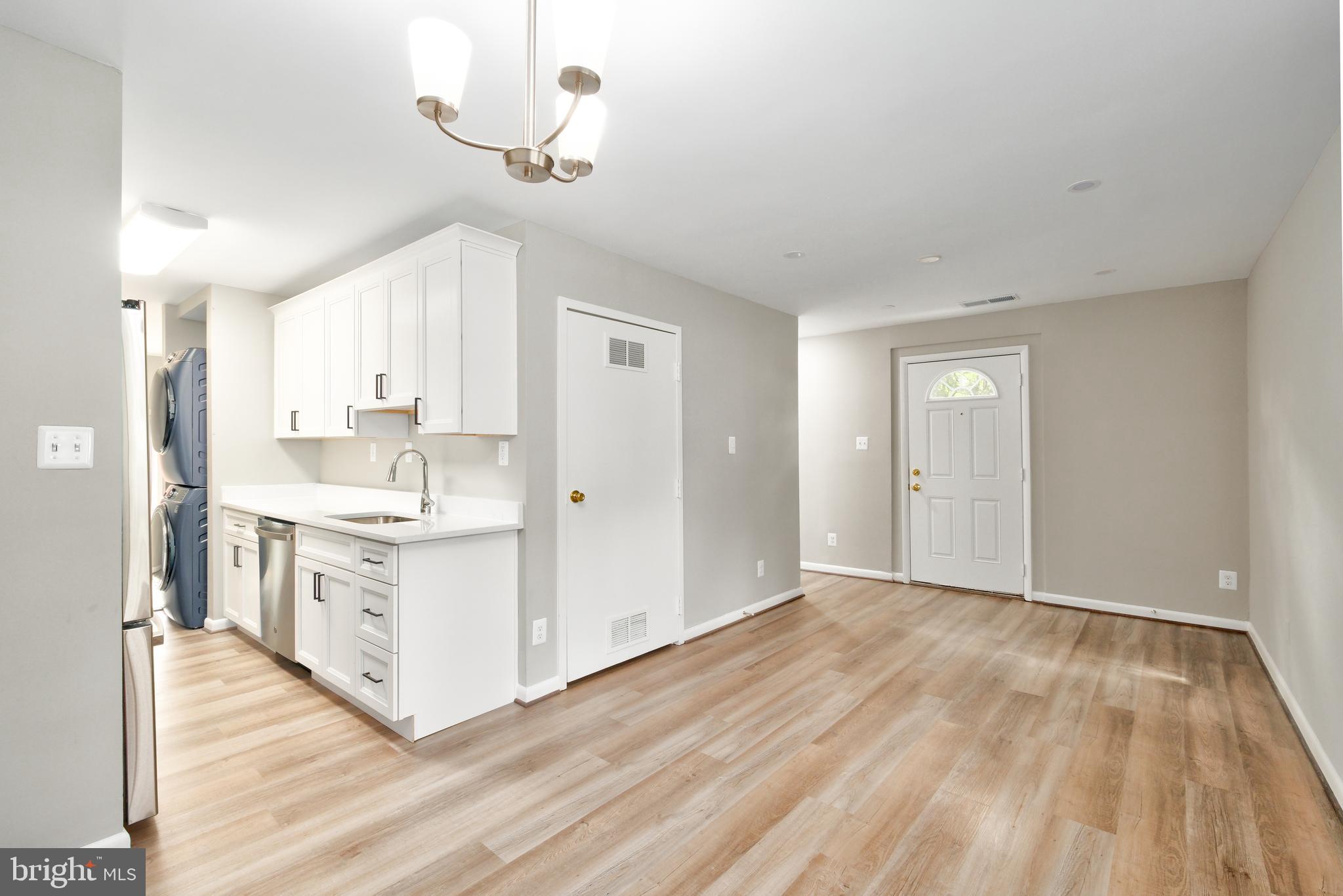 DULLES PARK TOWNHOUSES - Residential