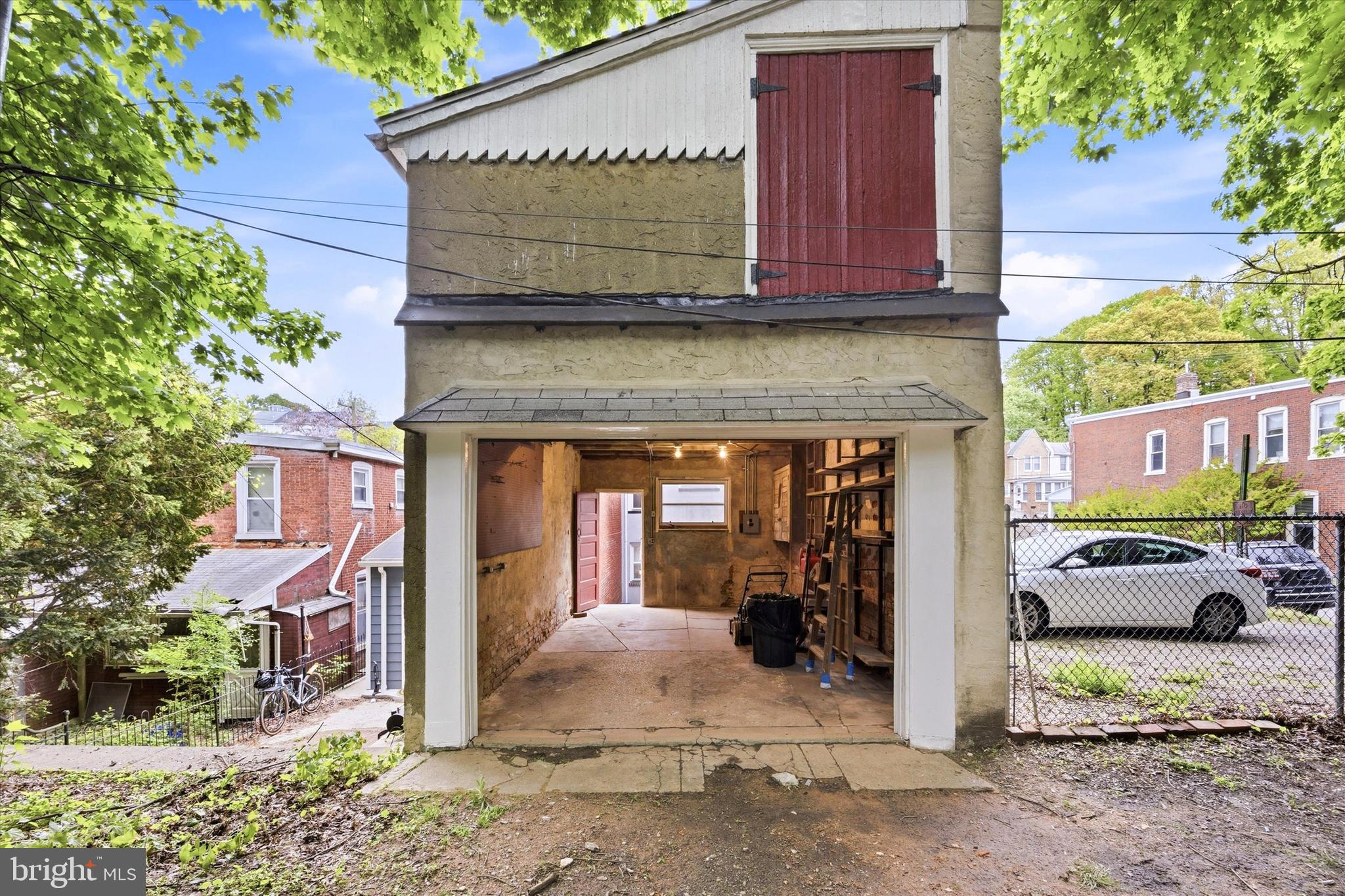 325 LEVERINGTON AVENUE