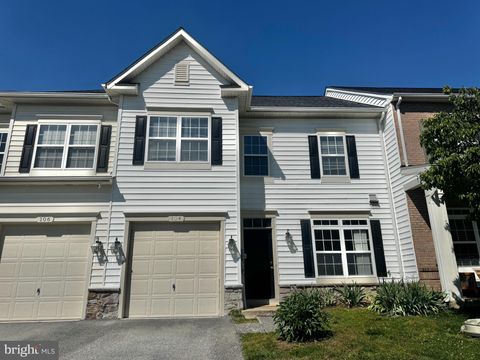 Townhouse For Sale - 104 Panmure Lane<br/> STEPHENS CITY, VA 22655