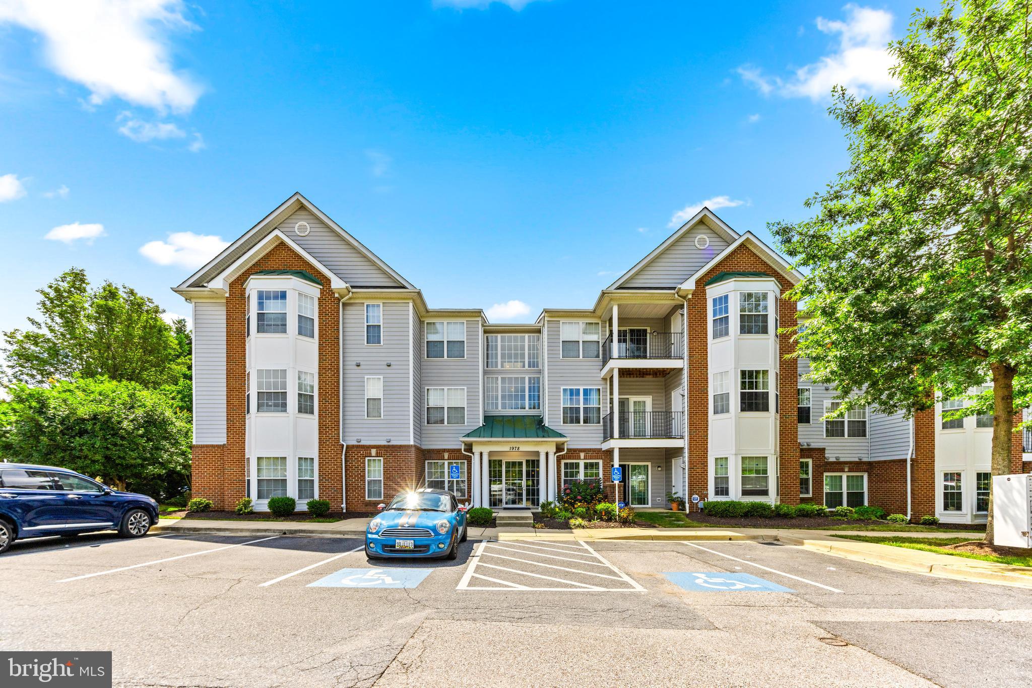 Available Immediately! Move right in to this 2 bedroom & 2 bathroom penthouse condo in Scott's Crossing. Neutral paint & updated lighting . Easy commuter access. Close to shopping, dining & entertainment. Schedule your tour today.