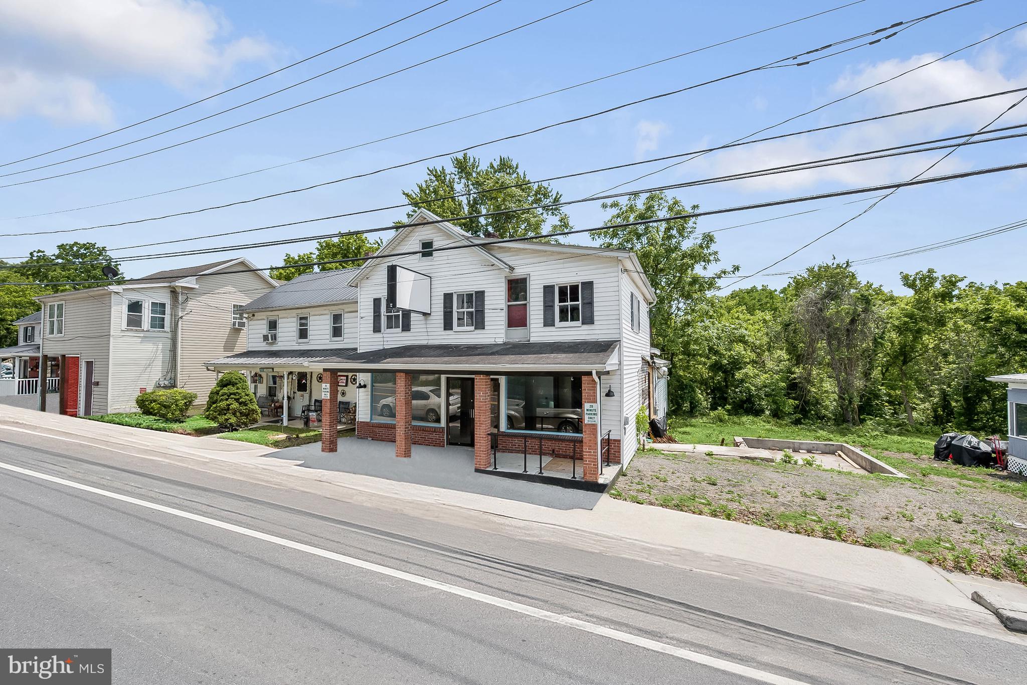 Main image without alt text