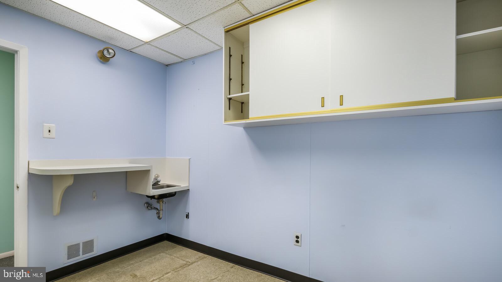 CENTER CITY - Commercial Lease