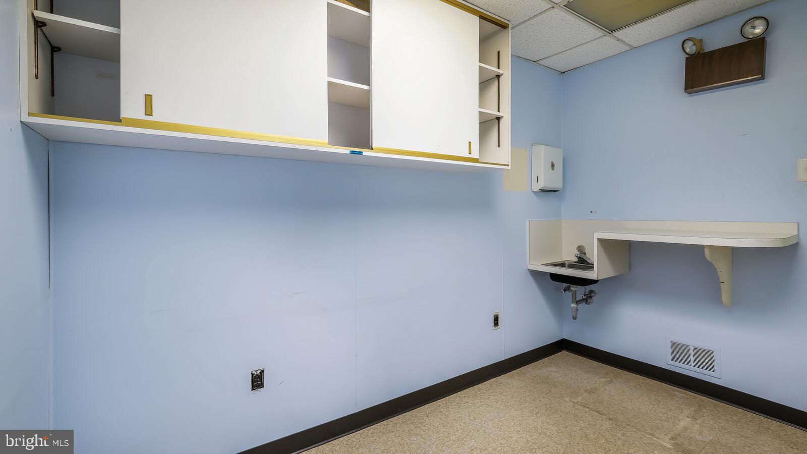 CENTER CITY - Commercial Lease