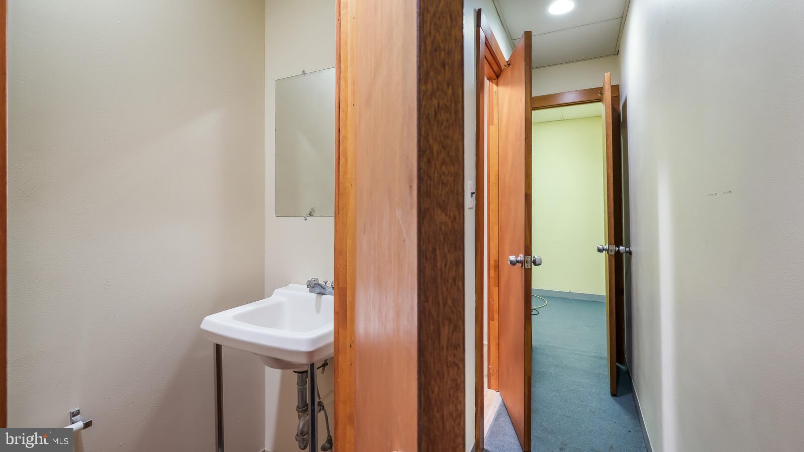 CENTER CITY - Commercial Lease