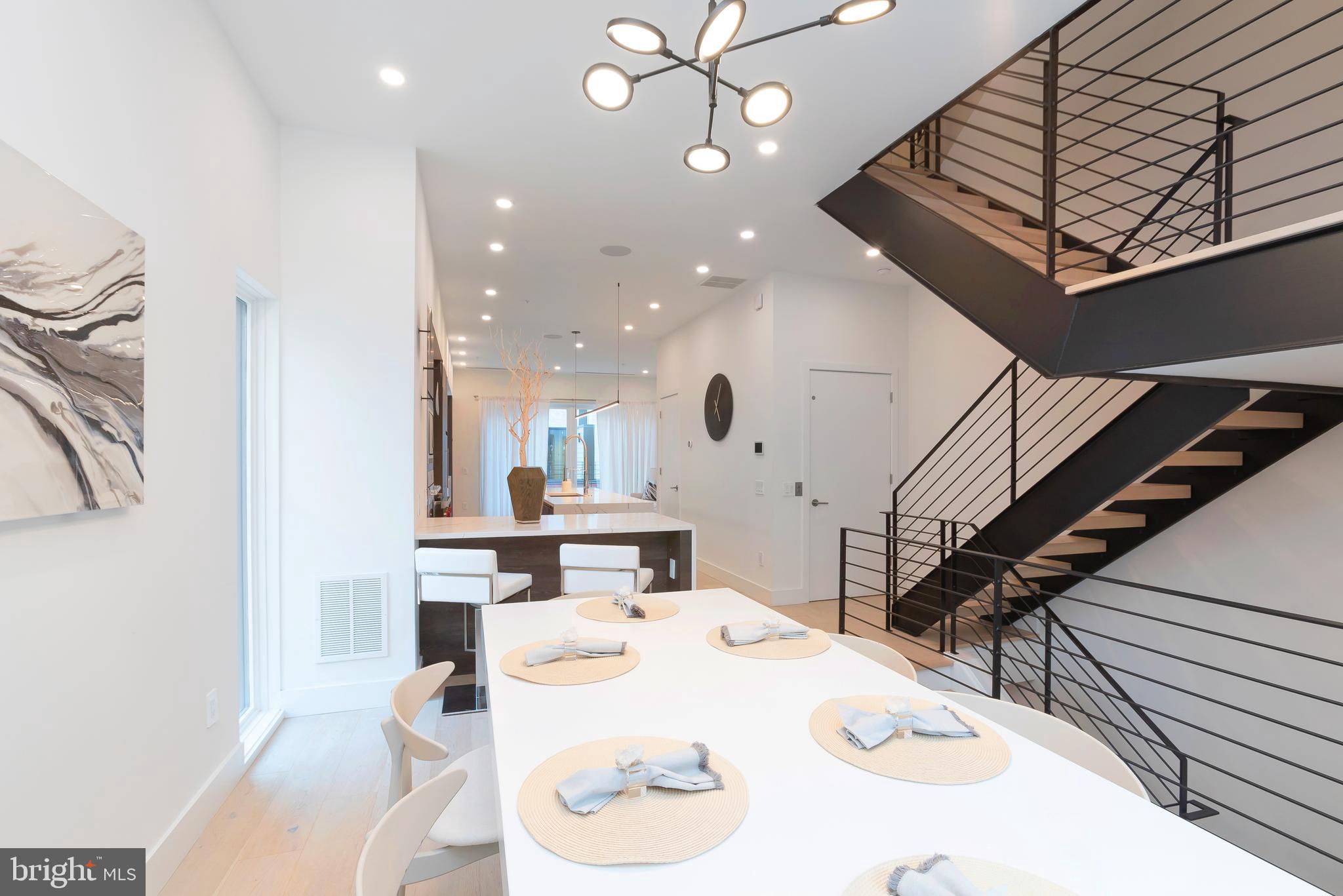 LOGAN SQUARE - Residential