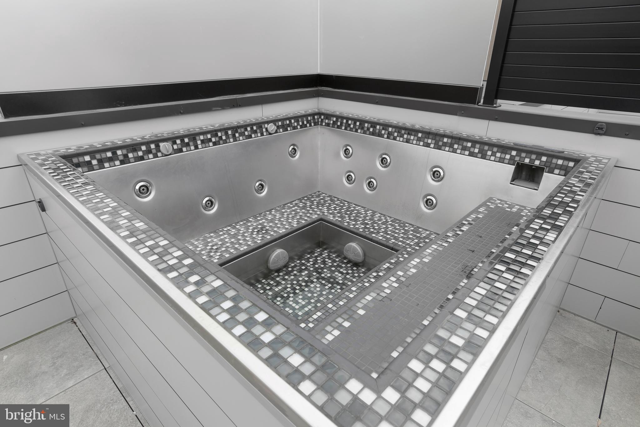 LOGAN SQUARE - Residential