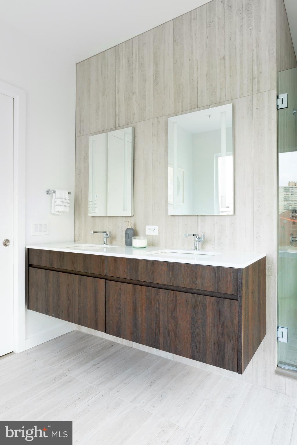 LOGAN SQUARE - Residential